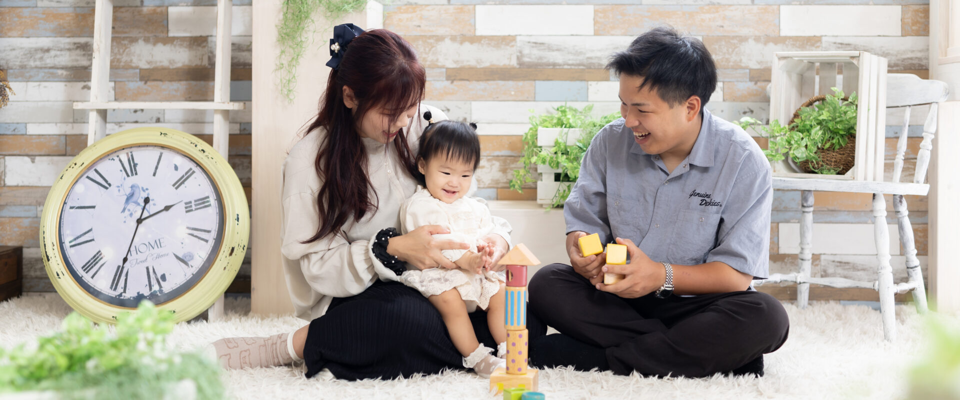 パパママと一緒に並んでとびきりの笑顔を見せてくれるお誕生日の赤ちゃん