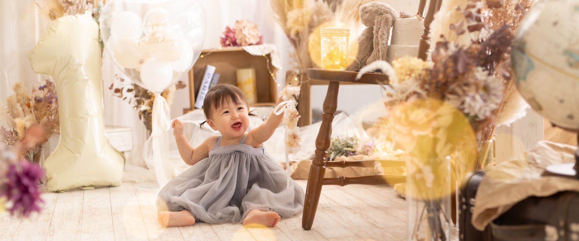 ベージュやくすみカラーで統一されたおしゃれな1歳誕生日の飾り付けの配置