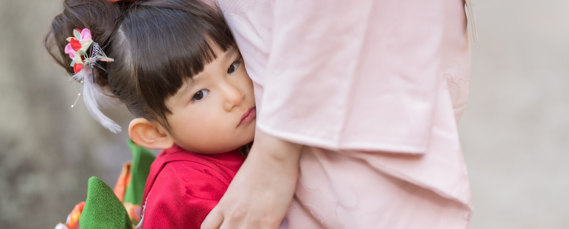 Photostudio PASSIONで、七五三の3歳女の子がママにぎゅっと寄り添う自然な表情