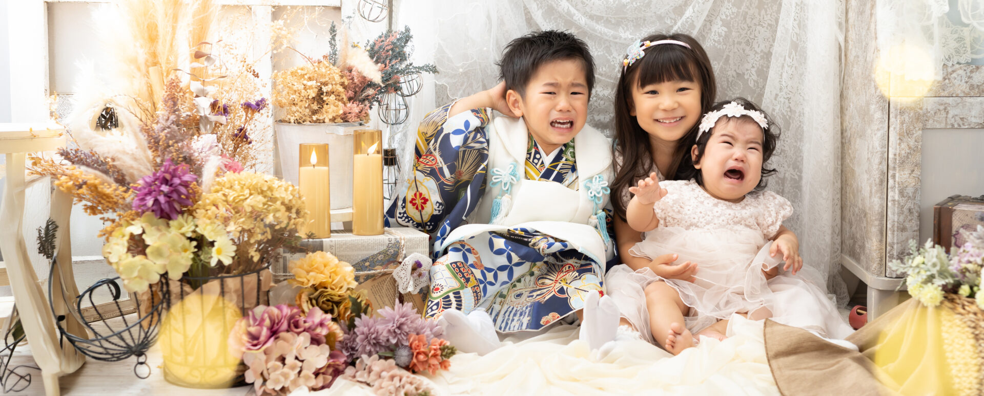 Photostudio PASSIONで、七五三の着物姿の3歳男の子が姉妹と一緒に撮影を楽しむ自然な様子。