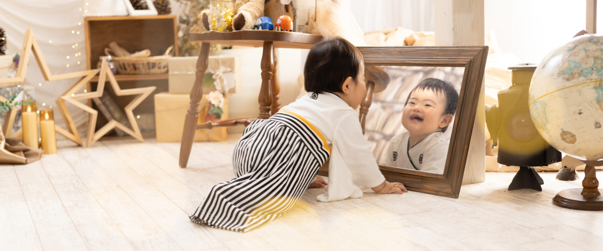 混雑を避けた静かな環境で、のびのびと自然な笑顔を見せてくれるお子さんの記念写真