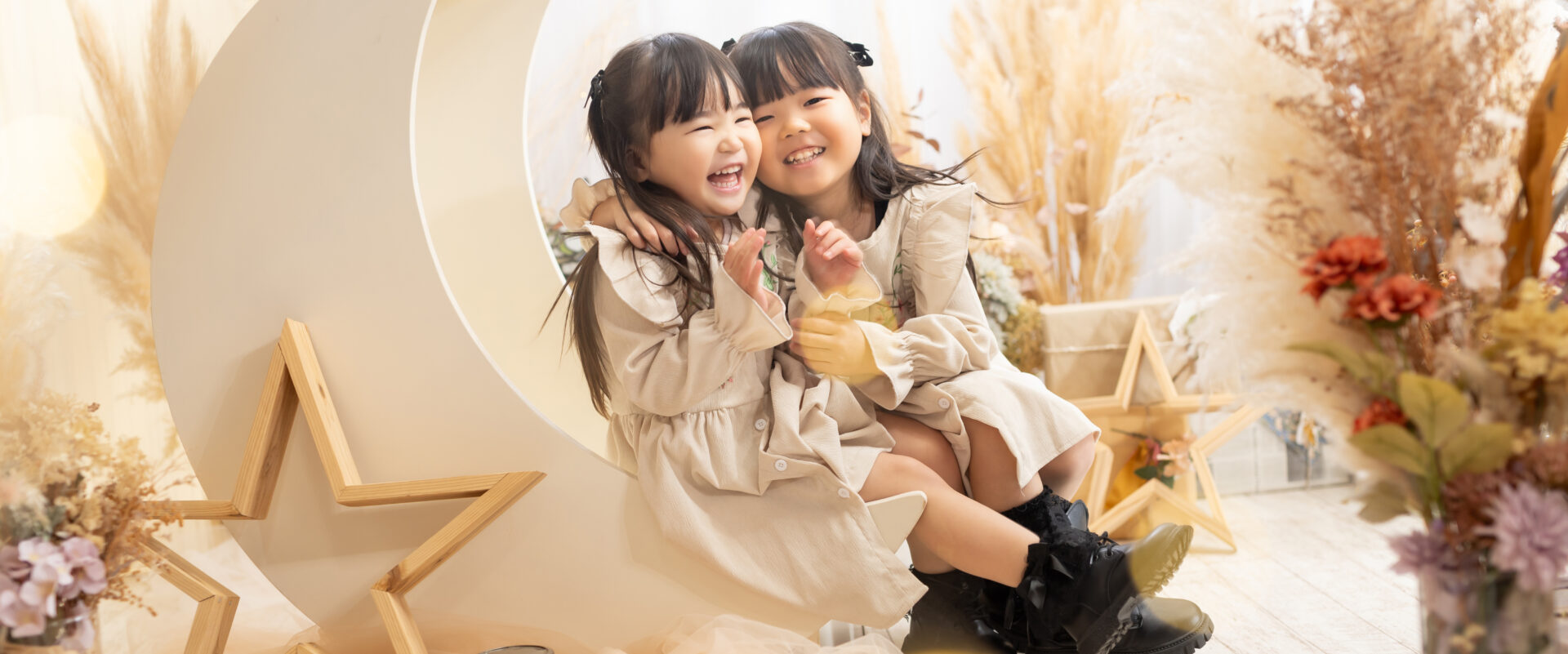 1歳から数年分の誕生日写真を並べ、顔つきや表情の劇的な変化を一目で実感できるイメージ