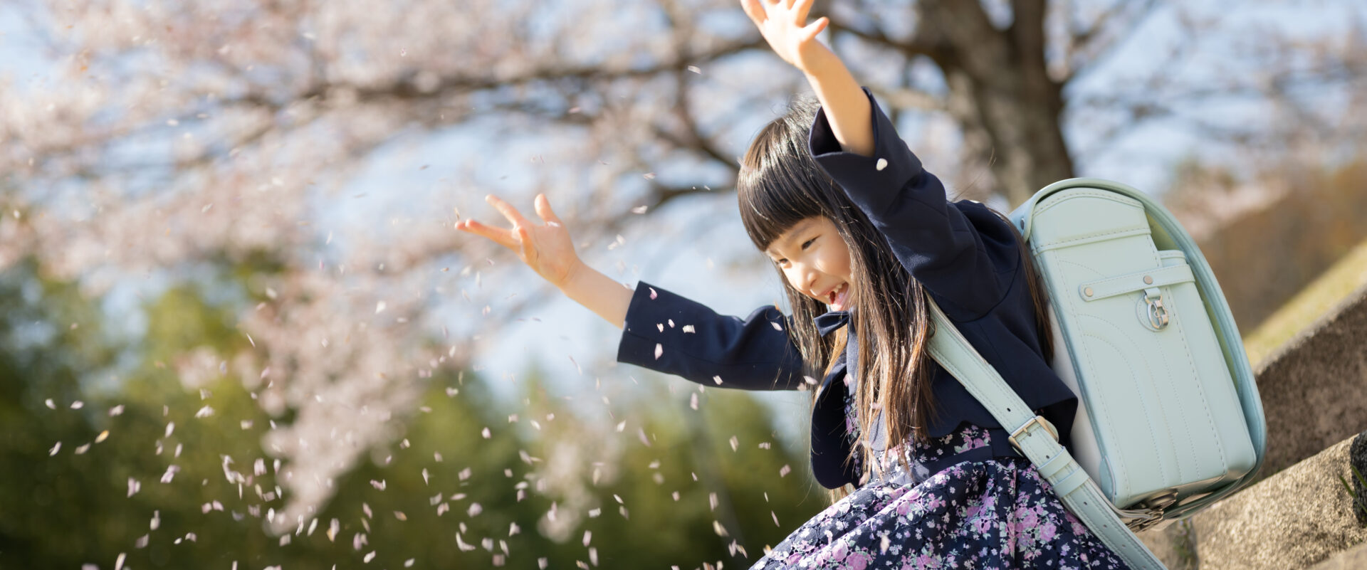 学校生活にすっかり慣れて自信に満ちた立ち姿を見せる、夏や秋のたくましい成長記録写真
