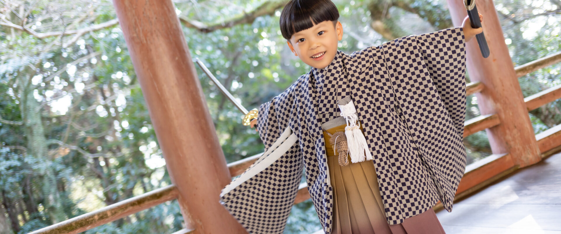 黒や紺の定番色からモダンなデザインまで、本人が気に入ったかっこいい袴を選ぶコツ