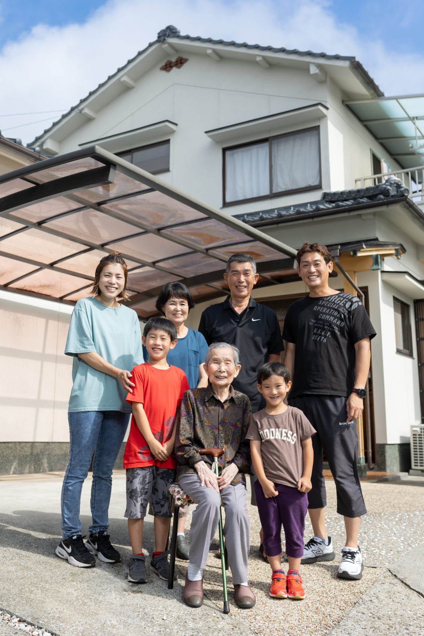 大分市のご実家前で撮影した四世代の家族写真