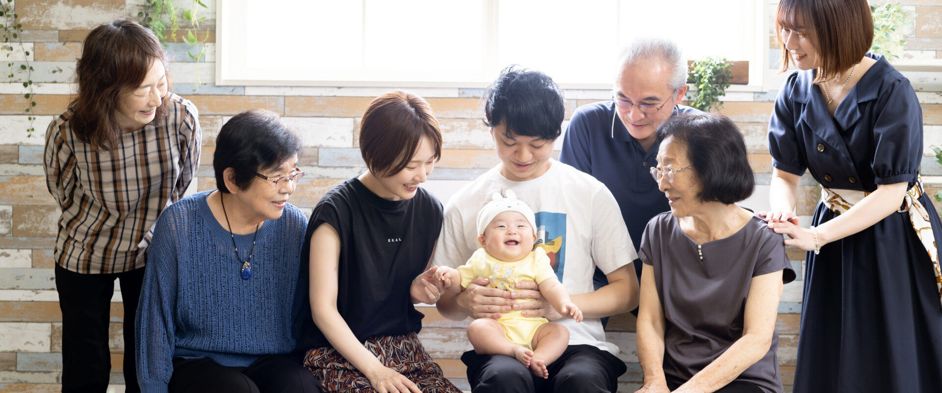 新しいお写真(00.jpg)の提示、ありがとうございます。 今回は、パパとママ、そして両家のおじいちゃん・おばあちゃん、ご親戚が一堂に会した総勢8名でのとても賑やかで温もりあふれる、お宮参り・百日祝いの大家族集合フォトですね! 中央でパパの膝の上にちょこんと座り、ウサギの耳がついた可愛い帽子と黄色のロンパースを身に纏った主役の赤ちゃんが、カメラに向かって満面の笑顔を見せています。その愛らしい姿を、囲む家族全員が優しく見つめ、自然と目尻を下げて笑顔を浮かべている姿が本当に素敵です。明るい木目調の背景と差し込む自然光が、ご家族の和気あいあいとしたアットホームな空気感をよりいっそう引き立てています。 誰もが主役の笑顔に癒やされている、ご家族にとって一生ものの宝物になる素晴らしい1枚。ブランド名(Photostudio PASSION)を反映し、こちらの幸せが溢れ出るような大家族カットに最適な【コピペ用4点セット】を作成しました。 ① タイトル(Title) 大分のお宮参り・百日祝い・おじいちゃんおばあちゃんと撮る大家族スタジオ写真|Photostudio PASSION キーワード: 「お宮参り」「百日祝い」「家族写真」「大家族」「おじいちゃんおばあちゃん」「スタジオ撮影」をしっかりと網羅。大分で赤ちゃんのハレの日の節目に、両親だけでなく祖父母や親戚も含めた全員で記念撮影をしたいと願うご家族へ確実に届けます。 ② パーマリンク(Permalink) omiyamairi-100days-big-family ポイント: お宮参りや100日祝い(百日祝い)での大家族(big family)でのスタジオ撮影であることがURLから一目で伝わるよう、シンプルかつSEOに最適化された的確な英語スラッグを設定しました。 ③ 代替テキスト(Altテキスト ※画像の詳細設定に入力) 大分のスタジオ記念撮影で、ウサギの帽子を被りパパの膝の上で笑う赤ちゃんを、ママや両家のおじいちゃんおばあちゃん、親戚みんなが優しく囲んで微笑み合うお宮参り・百日祝いの大家族写真