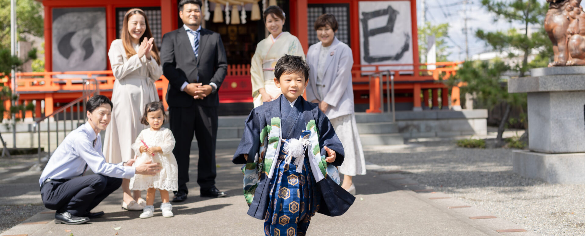 大分県大分市・春日神社での七五三。着物姿の5歳の男の子が、見守る家族の前を楽しそうに歩く様子。
