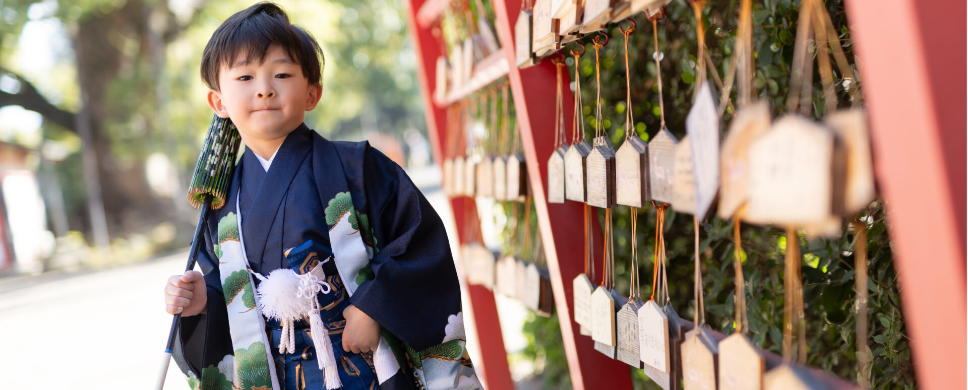 大分市の春日神社の稲荷社周辺で七五三撮影をする着物姿の男の子。