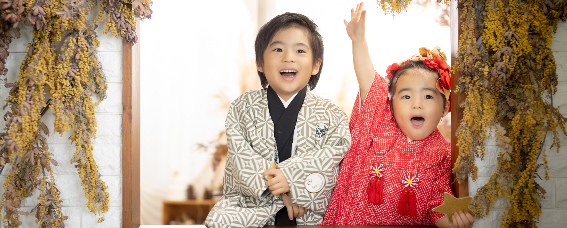 大分のPhotostudio PASSIONで、着物姿の兄妹が元気いっぱいの表情を見せる七五三のきょうだい写真