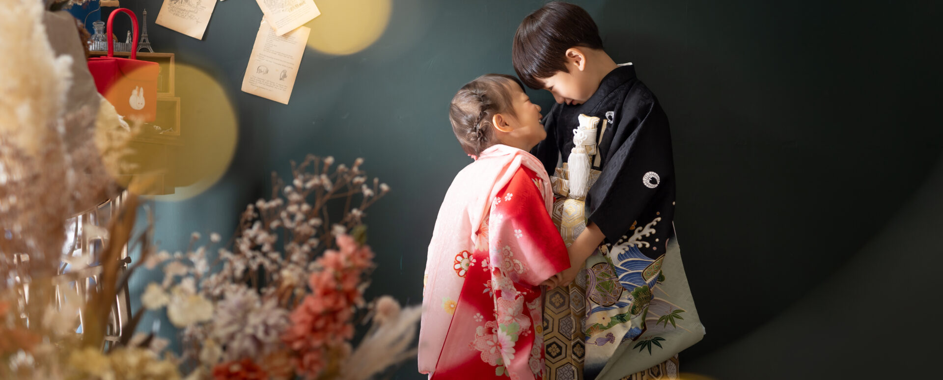 大分のPhotostudio PASSIONで、紫の羽織袴姿の七五三の男の子と和装の赤ちゃんが並ぶ兄弟写真